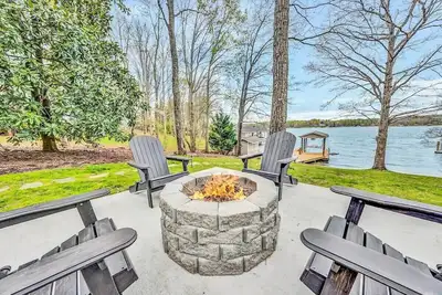 Image de Beautiful Lake View with Gentle Sloping Lot to Lake