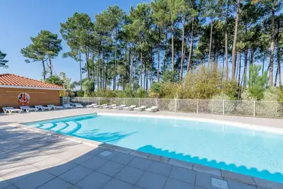 Image de Maison près du lac | Piscines + Toboggan