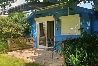 Image de Chalet '2 Pers Jarnac' avec terrasse privée, jardin privé et climatisation