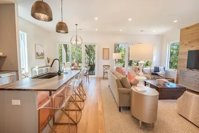 Image de 4br Luxury Home Park Circle - Heated Pool!