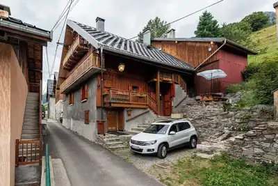 Image de Chalet \"De Charme À La Montagne\" avec vue sur les montagnes, terrasse privée et Wi-Fi
