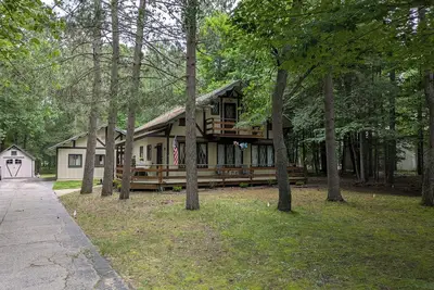 Image de Cozy 4 bed/3 bath House in Michaywe w/ pool access firepit/grill/Ev charging