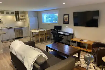 Image de Modern and Private 1 Bedroom Suite.