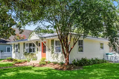 Image de The Lemonade Stand - the perfect location in Ocean Springs. Walk to downtown!