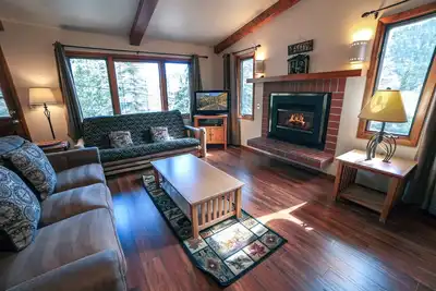 Image de Freestanding family cabin with personal hot tub