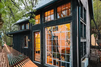 Image de Treetop Hideaways - The Wood Lily Treehouse