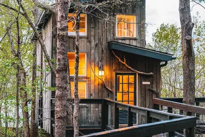 Image de Treetop Hideaways - The Dogwood Treehouse