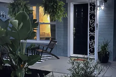 Image de Perfect Location-Charming 3-bedroom - 5 min to beach-walk to restaurants & water