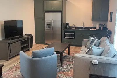 Image de New! Heights private garage apartment!