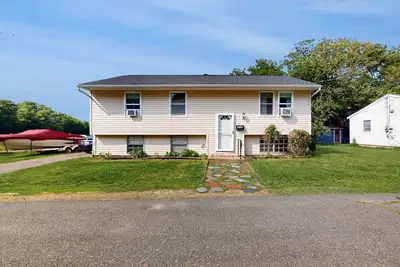 Image de Peaceful centrally located home: w/ yard & walking distance to town