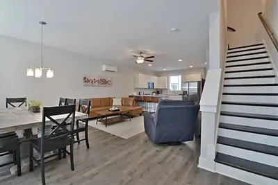 Image de Amazing new construction with rooftop patio!