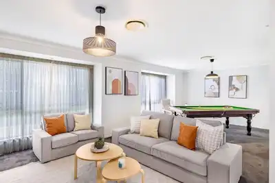 Image de Family Home Close to Shopping Centre and Highway