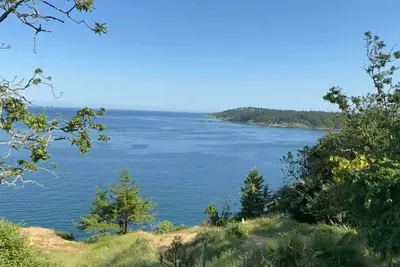 Image de 1. 7 Acres Beautiful waterfront house near downtown and Uvic