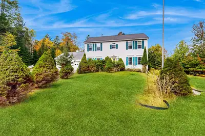 Image de Three-story dog-friendly retreat with a washer/dryer & furnished deck