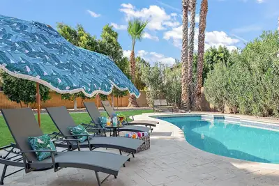 Image de 20% Off at our Private Entertainer's Poolside Haven with Firepit & Bbq Grill
