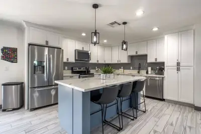 Image de Old Town Oasis, Pool, & Prime Location!