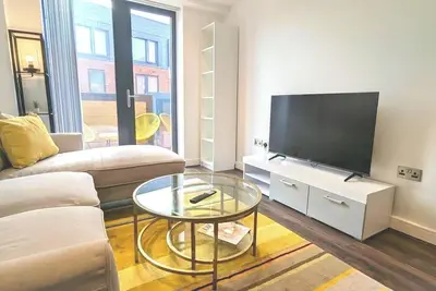Jq modern 2 Bed with Parking, WiFi & Balcony