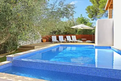 Chalet moderne : piscine privée, 2 terrasses, 700m a plage, quartier résidentiel