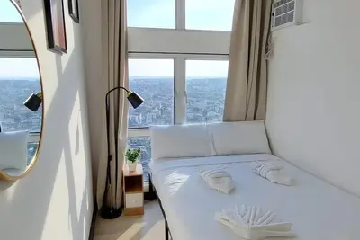 Image de Cozy 1-bedroom condo San Lorenzo Place Makati WiFi 4km Naia