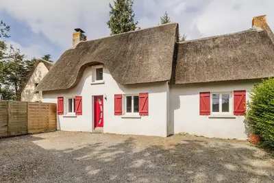 Image de Chaumière au calme avec terrasse, à 9 km des plages, 3 chambres, parking privé et équipements bébé.