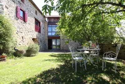 Image de Gîte 4 étoiles au cœur de l’Auvergne avec terrasse, jardin clos et équipements pour enfants