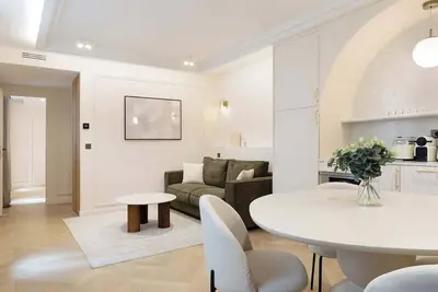 Un Ravissant 1-Ch/1SdB avec Services à Opéra