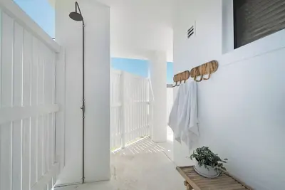 Image de Large home upper and lower level with internal access