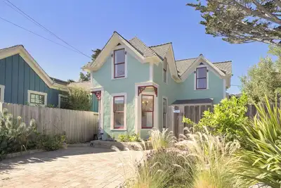 Image de 3943 Rad Beach House- Some August Nights Available