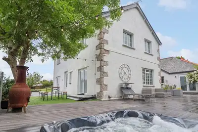 Image de The Manor House Skerry Vore, pet friendly, with hot tub in Llandudno