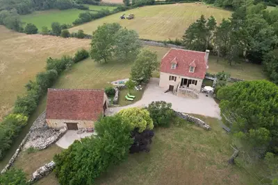 L'oustalet - sur un terrain de 1, 5 hectare, la maison d'habitation pour 2 ou 4 personnes et la gran