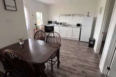 Newly renovated cosy cottage 3 minute walk to the beach.