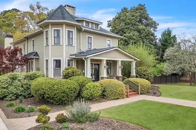 Image de Charming, Beloved Retreat Steps away from Historic Downtown Woodstock! 3bd w/Pool