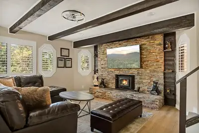 Image de Mountain View | HotTub | Fully Fenced Yard