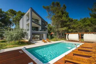 Image de Villa de luxe exquise avec piscine, billard, aire de jeux