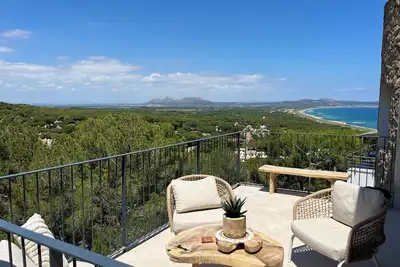 Image de Découvrez cette spectaculaire maison neuve avec vue sur la mer et piscine.