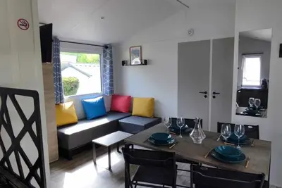 Mobil-home tout confort, à seulement 50 mètres de la plage. Piscine int. et ext.