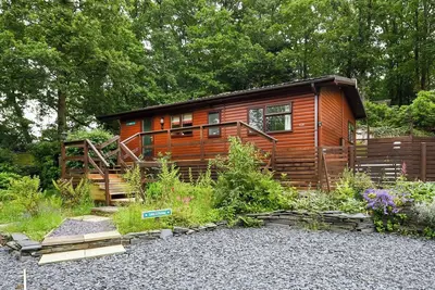 Relax and recharge by tranquil waters in the idyllic surroundings of a forest and private hot tub.