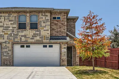 Image de Elegant Lakecrest Retreat in Grand Prairie, Tx