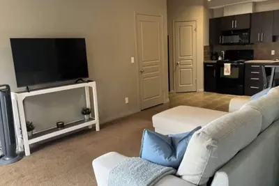 Image de Cozy South Calgary townhome with 1 bedroom, 1 bathroom, in lake community