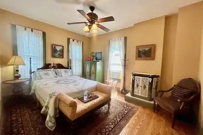 Image de Topaz Room at The Amethyst Inn B&B with jacuzzi tub and gourmet breakfast