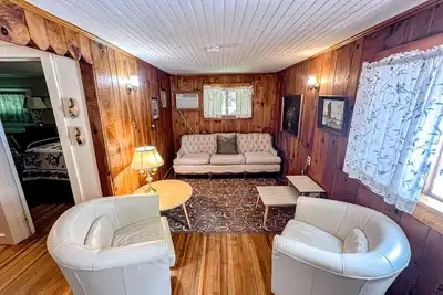 Image de Waterfront 2br cottage, beach, dock, lake views, fishing, wifi, partial A/C