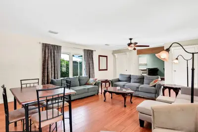 Image de Welcoming single-level home with private pool, hot tub, large yard, patio