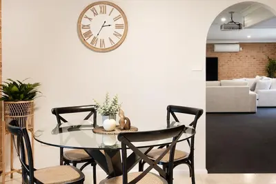 Image de Luxury Lakefront Hideaway - Your relaxing south coast getaway awaits on the lake