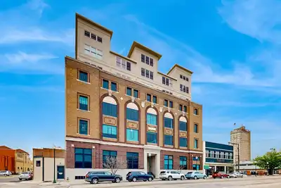 Image de Luxe downtown loft in historical building with Peloton & lanai - highly walkable