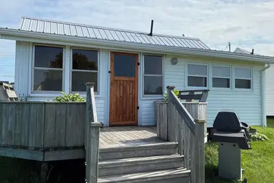 Fiddlehead Cottage on the Bay. Water view, bayside gazebo, trail access, beaches