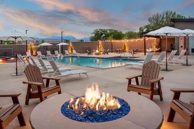 Image de Relaxing Couple Retreat | Dog-friendly & Free Parking| Downtown Stay