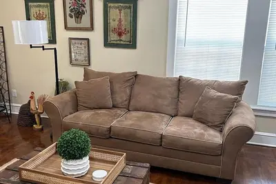 Image de Beautiful home completely remodeled and painted. Fully furnished. .