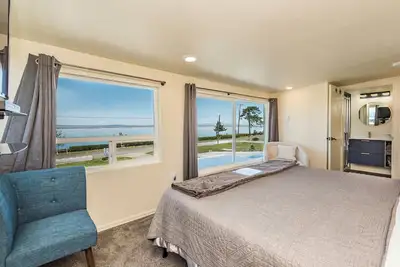 Image de Eagle's Nest - 2nd floor, stairs, King Bed.