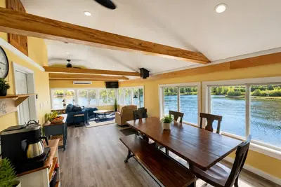 Image de Waterfront Family Retreat - Private Beach, Dock & Kayaks