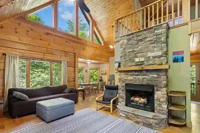 Image de Three-Level Log Cabin in Lovely Location